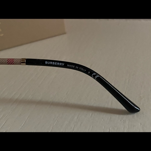 🔥Brand new Burberry sunglasses 👌🏼🔥 - Picture 5 of 8